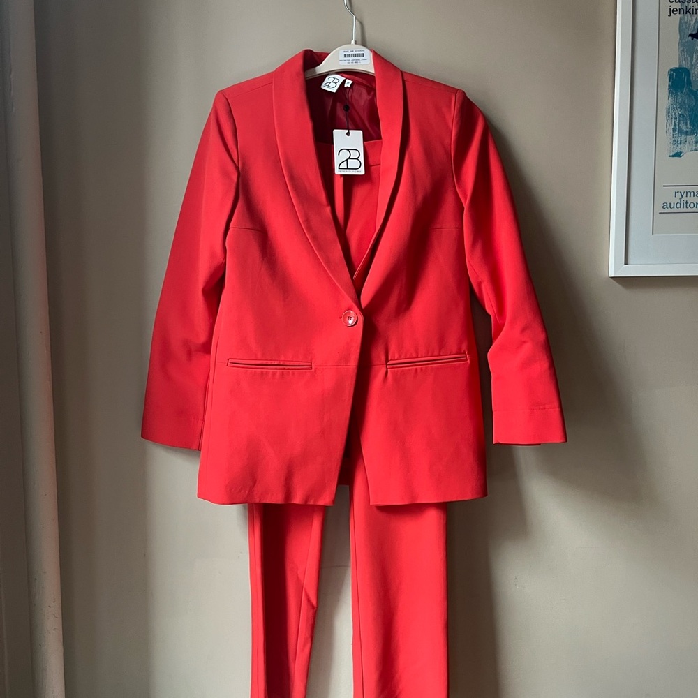 Poppy Red Suit, Danish design
